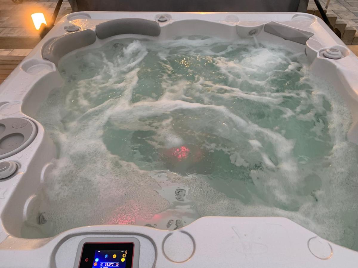 Chez la Rose luxueuse cottage avec jacuzzi Rouvres-la-Chétive Extérieur photo